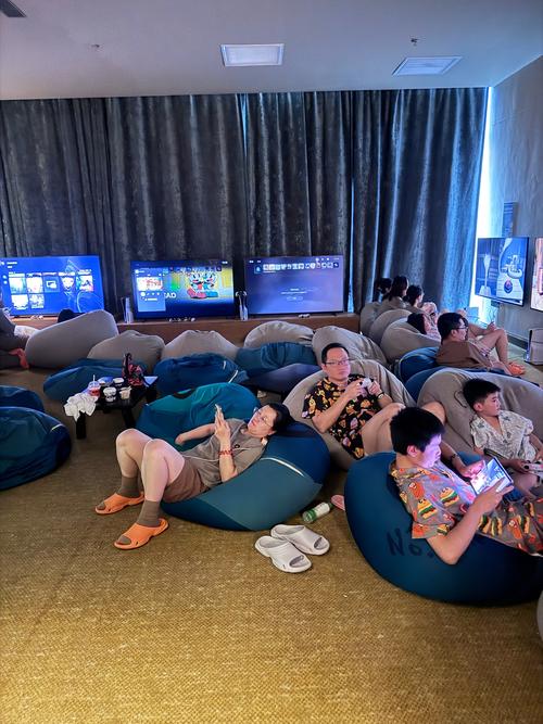 捷克美女av三个黑人的相关介绍