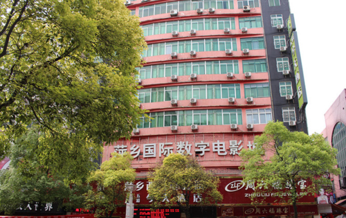 男人操美女老师的相关介绍