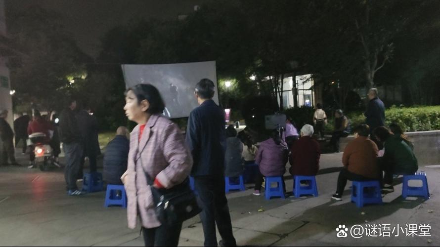 一边亲一边摸那个的相关介绍
